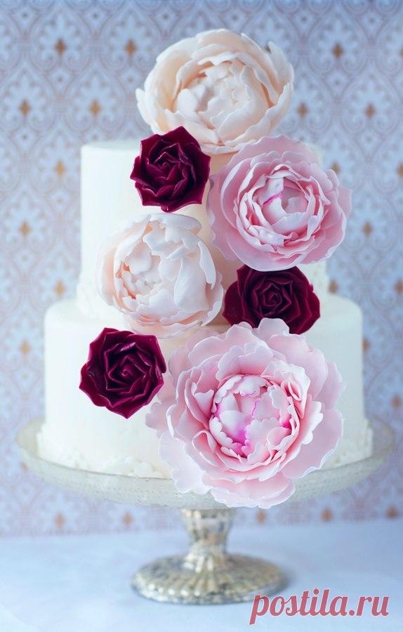 Декорируем торт пионами