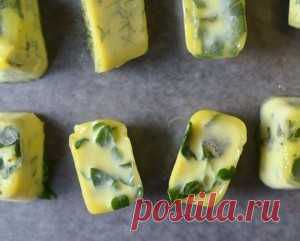 Заготовка свежей зелени на зиму Ингредиенты:Зелень (на ваш вкус)масло оливковое (можно заменить сливочным)Приготовление:Петрушку, зеленый лук или укроп нужно нарезать и утрамбовать в формочки для льда, залить оливковым или растопленным сливочным маслом – и убрать в морозилку. Получившийся продукт можно добавлять в...