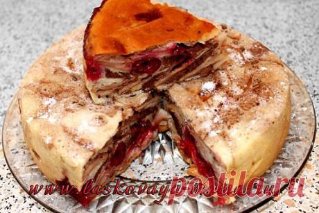 Мраморная шарлотка с яблоками и вишней в мультиварке