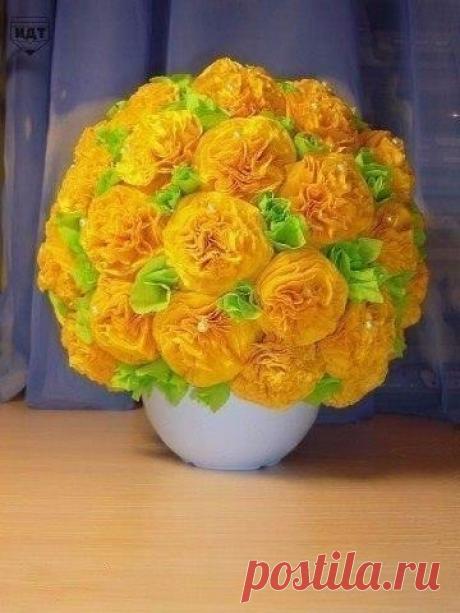 Одуванчики из салфеток.