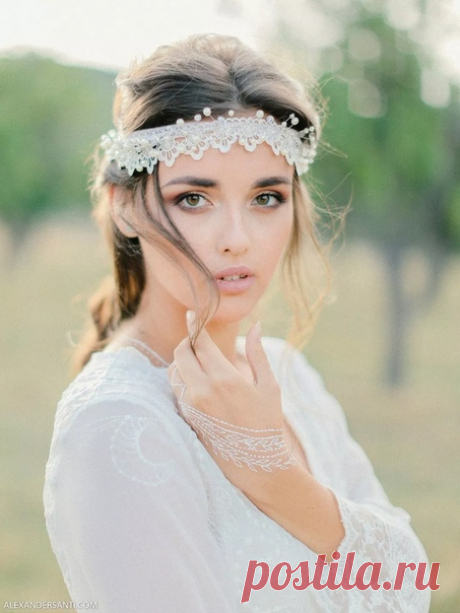 Boho bride’s morning: будуарная съёмка на природе Фото Александр Санти Декор, полиграфия Евгения Разумная Организация Маргарита Еропудова Стилист Юлия Дзюба Платья Наталия Денисова Торт Наринэ Мхитарян Букет Анна Дзюба Аксессуары Оксана Макарова Мехенди Inessa Antonen