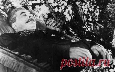 Какой единственный военачальник плакал у гроба Сталина Любой политический деятель, достаточно долго находящийся у власти, после смерти оставляет в обществе сильно поляризованные оценки своей личности. Муаммар Каддафи, Саддам Хусейн, Фидель Кастро имеют как почитателей, так и ненавистников далеко за пределами родных стран. Сторонники находятся и у таких исторических личностей, как Адольф Гитлер, и не только среди фашиствующей молодежи. В Германии об этом говорить не принято...