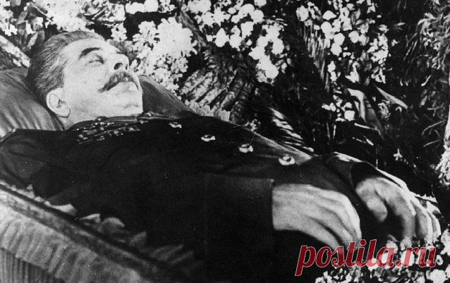 Какой единственный военачальник плакал у гроба Сталина Любой политический деятель, достаточно долго находящийся у власти, после смерти оставляет в обществе сильно поляризованные оценки своей личности. Муаммар Каддафи, Саддам Хусейн, Фидель Кастро имеют как почитателей, так и ненавистников далеко за пределами родных стран. Сторонники находятся и у таких исторических личностей, как Адольф Гитлер, и не только среди фашиствующей молодежи. В Германии об этом говорить не принято...