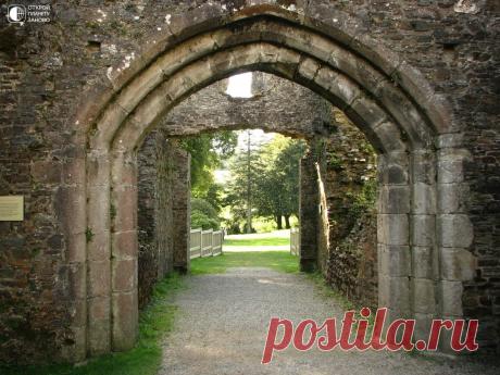 Замок Рестормел Расположенный на реке Фоуи вблизи Лоствитиел в графстве Корнуолл на юго-западе Англии, Рестормел (англ. Restormel Castle) является одним из четырех главных резиденций Нормана Корнуолла. Когда-то роско…