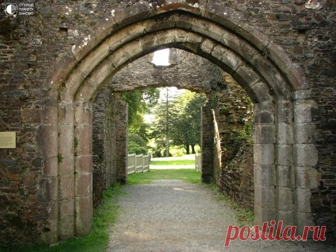 Замок Рестормел Расположенный на реке Фоуи вблизи Лоствитиел в графстве Корнуолл на юго-западе Англии, Рестормел (англ. Restormel Castle) является одним из четырех главных резиденций Нормана Корнуолла. Когда-то роско…