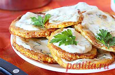 Жареные кабачки с чесночным соусом Из кабачков можно приготовить много разных блюд. Я люблю молоденькие кабачки просто жареные. Чтобы придать блюду более пикантный вкус, предлагаю подать жареные кабачки с чесночным соусом. Не стоит хранить жареные кабачки в холодильнике. Лучше приготовить небольшую порцию, а позже пожарит свежих - ведь делается это очень быстро.