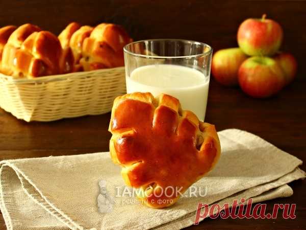 Сдобные листики с яблоками и корицей