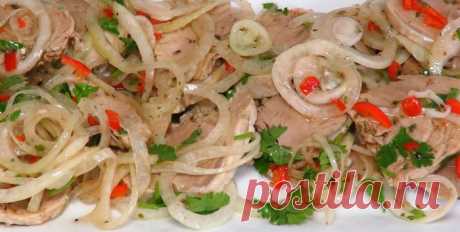 Сочная мясная закуска с маринованным луком. Съедается моментально! - рецепты и диеты Обычно мясо маринуют до того, как готовить. В этом рецепте все  наоборот. И это очень вкусно! Мясо с луком маринуется в потрясающе вкусном маринаде и по вкусу действительно...
