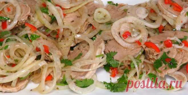 Сочная мясная закуска с маринованным луком. Съедается моментально! - рецепты и диеты Обычно мясо маринуют до того, как готовить. В этом рецепте все  наоборот. И это очень вкусно! Мясо с луком маринуется в потрясающе вкусном маринаде и по вкусу действительно...