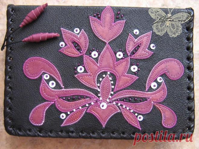 Обложка для книг из натуральной кожи, декор декоративная строчка, аппликация, бисер, пайетки.