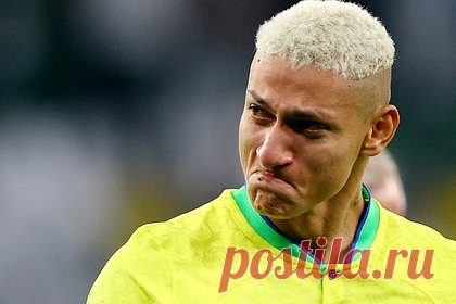 Неймар заплатил футболисту сборной Бразилии за просьбу свести тату с его лицом. Нападающий сборной Бразилии по футболу Неймар заплатил партнеру по команде Ришарлисону, попросив свести татуировку с его изображением. Футболист отправил Ришарлисону 30 тысяч евро. Отмечается, что таким образом Неймар надеется убедить партнера по команде свести тату, сделанное после вылета с ЧМ-2022.