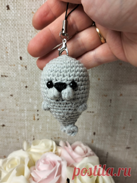 PDF Тюлень крючком. FREE crochet pattern; Аmigurumi toy patterns. Амигуруми схемы и описания на русском. Вязаные игрушки и поделки своими руками #amimore - брелок в виде тюленя, маленький морской котик из обычной пряжи.