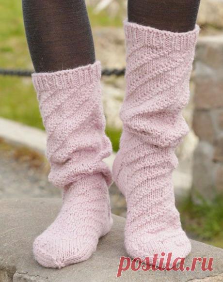 Уютные, высокие носки от DROPS Design, вязаные спицами