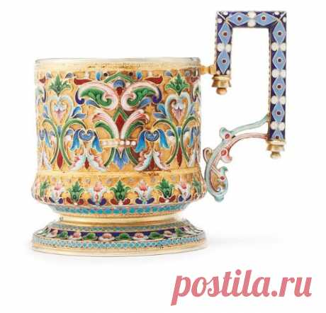 Период конца 19-го  -  начало 20-го  века был эпохой  расцвета искусства русских эмальеров. Эти изделия до сих пор имеют колоссальный успех на всех аукционах ведущих фирм мира.  Они узнаваемы с первого взгляда благодаря своему характерному русскому стилю, который в тот период также переживал подъем.