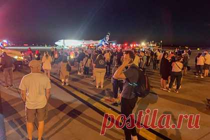 Сгоревший в самолете смартфон Samsung вызвал эвакуацию. Смартфон Samsung, принадлежавший одному из пассажиров рейса Новый Орлеан — Сиэтл, загорелся во время посадки самолета. Экипаж принял решение закончить посадку и начать экстренную эвакуацию пассажиров посредством надувных трапов. В результате инцидента никто из пассажиров не получил серьезных травм.