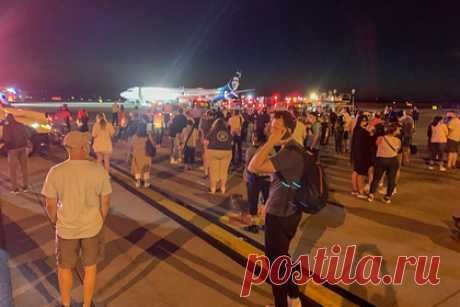 Сгоревший в самолете смартфон Samsung вызвал эвакуацию. Смартфон Samsung, принадлежавший одному из пассажиров рейса Новый Орлеан — Сиэтл, загорелся во время посадки самолета. Экипаж принял решение закончить посадку и начать экстренную эвакуацию пассажиров посредством надувных трапов. В результате инцидента никто из пассажиров не получил серьезных травм.