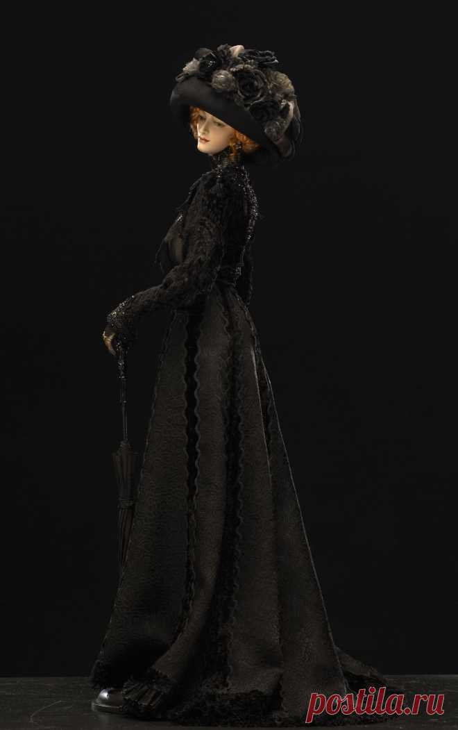 Ребекка.Прогулочный костюм начало 20 века (1908 год). Ювелирные украшения - кольца, серьги, браслеты с феонитами, стразами и жемчугом изготовлены по специальному заказу (литье плюс специальный ручной прокат). Камея - фарфор бисквит. Шляпка из фетра обтянута антикварным шелком, декорирована шифоном и изготовленными вручную цветами из бисера, бархата, шифона и атласа. Авторские коллекционные фарфоровые куклы Александры Кукиновой