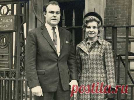 Тимоти Уэст с женой Прунеллой Скейлс