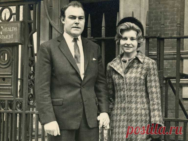 Тимоти Уэст с женой Прунеллой Скейлс