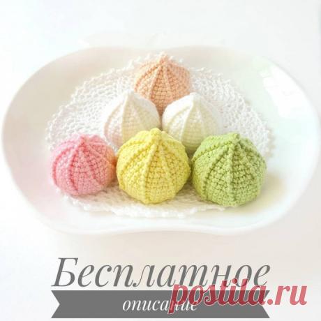 Вязаные зефирки Необходимые материалы:Пряжа Yarnart Jeans подходящего цветаКрючок 2,5Наполнитель(холлофайбер)Плотный картон для донышкаУсловные обозначения:Сбн-столбик без накидаРел.сбн-рельефный(выпуклый)столбик б/накидаПр-прибавкаУб-убавкаВ карусели фото процесса,листайте️️️1. 6сбн в кольцо амигуруми2....