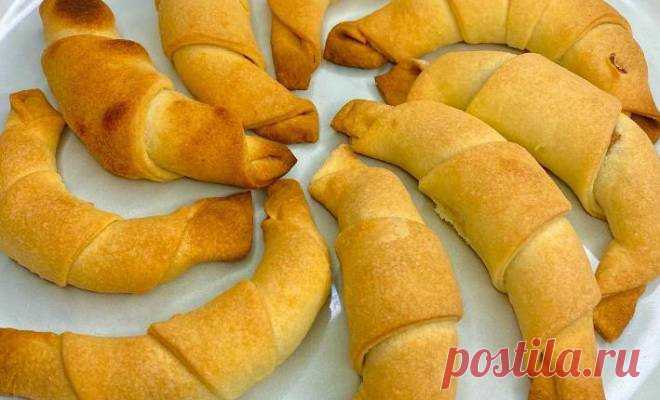 Печенье сигаретки с орехами и сахаром на сметане