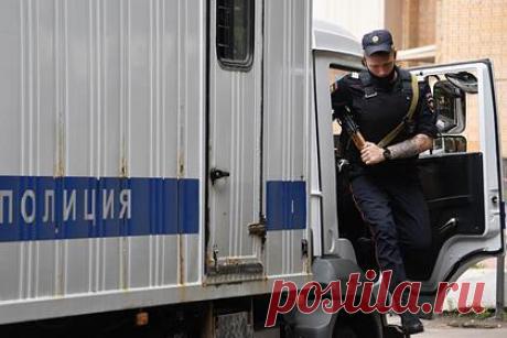 Напавший на отдел полиции в Лисках убил женщину и двоих детей. Мужчина, напавший на отдел полиции в Лисках, причастен к тройному убийству. Преступник из Лисок приехал в село Каменка и там убил женщину и двоих детей. Его все еще разыскивает полиция. Ранее МВД подтвердило факт нападения неизвестного на отдел полиции. В 5:30 утра мужчина в военном обмундировании.