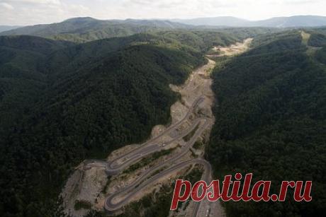 На Алтае появится объездная дорога вокруг Бийска. В Алтайском крае запланировали строительство новой объездной дороги вокруг города Бийска. Предполагается, что новая трасса позволит напрямую двигаться в направлении города Белокуриха, не заезжая в Бийск. Ориентировочно дорога появится через три года. Ее стоимость — 1,9 миллиарда рублей.