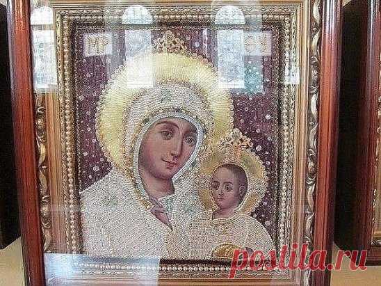 Эта икона Вифлеемской Божьей Матери. Это Единственная икона, где Богородица улыбается. Эта икона Она помогает всем!!!!