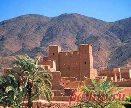 В северо-западной части Африки, между водными просторами Атлантического океана и жгучими песками Сахары лежит загадочное королевство - Марокко. Снежные вершины Атласа блестят на ярком африканском солнце, а знаменитое озеро Бине эль Уйдане отражает его лучи от своей зеркальной поверхности.