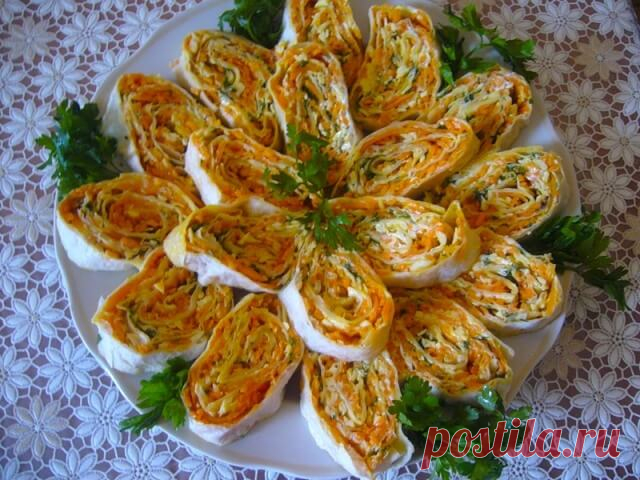 Лаваш с адыгейским сыром и корейской морковью Закусочные рулетики из лаваша с начинкой из адыгейского сыра и морковки по-корейски - это пикантный вкус и идеальное сочетание ингредиентов.