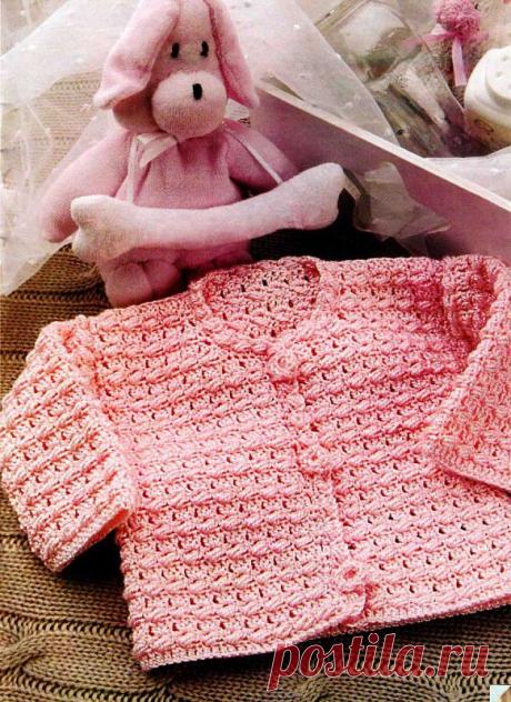 Розовая кофточка из тонкой акриловой пряжи.