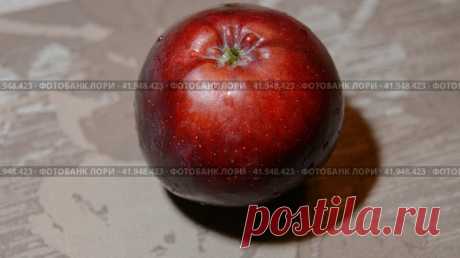 Close-up of apple on table Стоковое фото, фотограф Ilaronsia / Фотобанк Лори