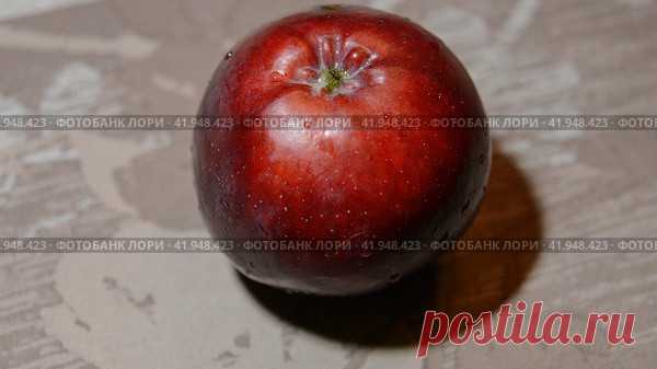 Close-up of apple on table Стоковое фото, фотограф Ilaronsia / Фотобанк Лори