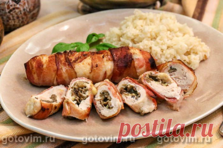 Куриные рулетики с сыром, маринованными опятами и хрустящим беконом.