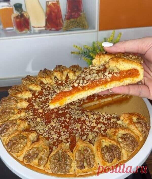 ПИРОГ С КУРАГОЙ И ОРЕШКАМИ
ИНГРЕДИЕНТЫ:
Яйцо - 1 шт
Сахар - 50 гр ( по вкусу)
Сметана - 35 гр
Масло сливочное - 100 гр
Мука - 250-300 гр
Разрыхлитель - 1 ч.л с горкой
Ванильный сахар
Соль - щепотка

Начинка:
Курага - 400 гр
Сахар - 1 ст.л
Вода
Грецкие орехи

Для смазывания :
Желток + молоко

Приготовление:
Для начинки курагу замачиваем в кипятке, затем пропускаем через мясорубку, добавляем по желанию сахар и воду, чтобы начинка не была сухой.

Для теста, в чаши соединяем я...