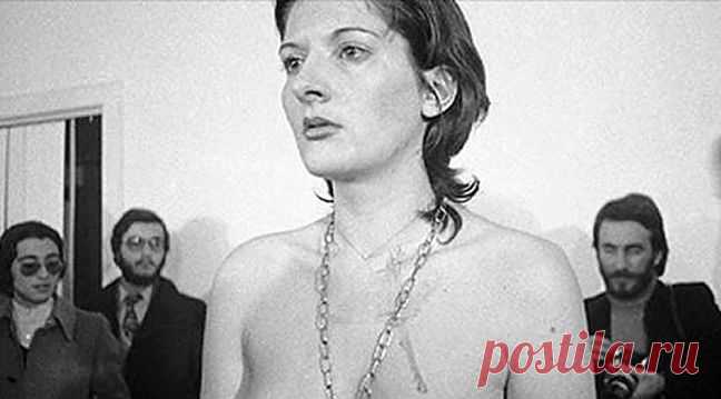 Она замерла на 6 часов, чтобы позволить людям делать с ней все, что они хотят