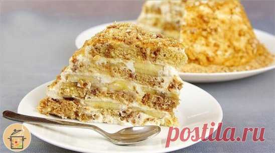 На приготовление этого торта понадобится 3 ингредиента и 15 минут
Самый простой и очень вкусный торт!
Вкусно, Бюджетно и очень Просто!
Ингредиенты
 Пряники – 500 г
 Бананы (спелые) – 4 шт.
 Сметана 20% — 500 г
Рецепт приготовления
Пряники должны быть свежими, вкусными и без начинки!
В качестве формы можно использовать любую глубокую миску
Бананы нарезать дольками, пряники, тоже.
Подготовить форму: постелить на дно и стенки миски пищевую пленку
Собираем на торт сл