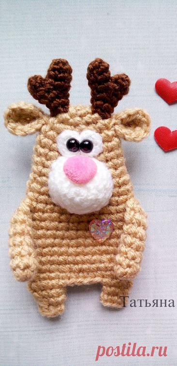 PDF Брошка Оленёнок крючком. FREE crochet pattern; Аmigurumi toy patterns. Амигуруми схемы и описания на русском. Вязаные игрушки и поделки своими руками #amimore - маленькая брошь в виде оленя, брошка, новогодний оленёнок, оленята к Новому году.