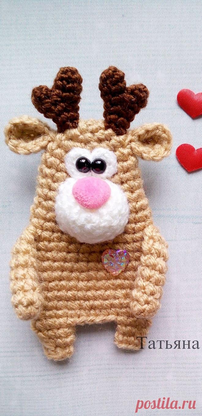 PDF Брошка Оленёнок крючком. FREE crochet pattern; Аmigurumi toy patterns. Амигуруми схемы и описания на русском. Вязаные игрушки и поделки своими руками #amimore - маленькая брошь в виде оленя, брошка, новогодний оленёнок, оленята к Новому году.