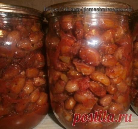 Фасоль с помидорами на зиму

Ингредиенты:
Фасоль красная: - 1,2 килограмма
Лук репчатый: - 3 штуки
Помидор: - 1,2 килограмма
Уксус 9%: - 2 столовых ложки
Соль: - 3 чайных ложки
Перец черный молотый: - 1 чайная ложка
Лавровый лист: - 2 штуки
Растительное масло: - 2 столовых ложки
Сахар: - 2 столовых ложки

Приготовление:
1.Лук чистим, моем, шинкуем. Обжариваем репчатый лук. Фасоль промываем, добавляем холодную воду и варим. Необходимо отварить фасоль до полной готовности.
2...
