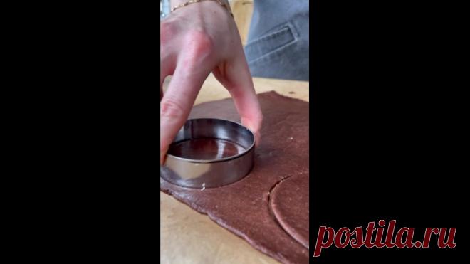 Рецепт шоколадного печенья 

Для тех, кто настроен готовить домашние блюда, а не только заказывать доставку 

Рецепт нежного и вкусного печенья - сохраняйте пост, приготовите на каникулах с близкими 

Шоколадное печенье с джемом

Ингредиенты:
Сливочное масло (мягкое) — 100 г
Сахар — 100 г
Мука — 250 г
Какао — 20 г
Корица — 1 ч.л.
Ванильный экстракт — 1 ч.л.
Яйца С1 — 2 шт.
Разрыхлитель — 1 ч.л.
Соль — 1 ч.л.
Джем или конфитюр — 150 г

Приготовление:
1. Сахар и масло смешат...