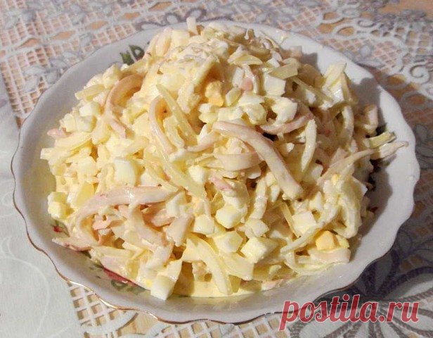 Салат из кальмаров с сыром и чесноком