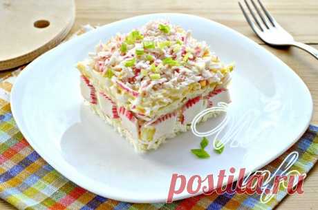 Салат с плавленым сыром и крабовыми палочками Салат с крабовыми палочками и плавленым сыром имеет праздничный радостный вид. Если украсить его креветками или зеленью, то на вашем столе появится гастрономический изыск из ресторана.
Самый главный п…