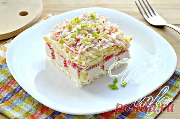 Салат с плавленым сыром и крабовыми палочками Салат с крабовыми палочками и плавленым сыром имеет праздничный радостный вид. Если украсить его креветками или зеленью, то на вашем столе появится гастрономический изыск из ресторана.
Самый главный п…