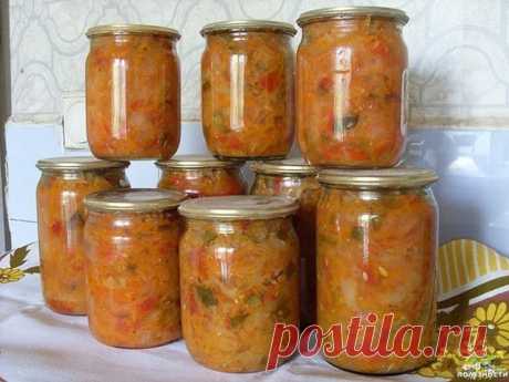 Солянка (на зиму)

1,5 кг капусты, 1,5 кг помидоров, 1 кг огурцов, 1 кг лука, 1 кг моркови, 0,5 кг перца. Для маринада: 1 стакан сахара, 100 мл раст масла, 100 мл столового уксуса, 2 ст. л соли, лавровый лист и черный перец горошком по вкусу. Капусту нашинковать тонкой соломкой, морковь на крупной терке, перец – соломкой, огурцы, помидоры, лук – кубиками. Все овощи выложить в кастрюлю, залить ингредиентами для маринада, хорошо перемешать и варить около часа. Солянку разлож...