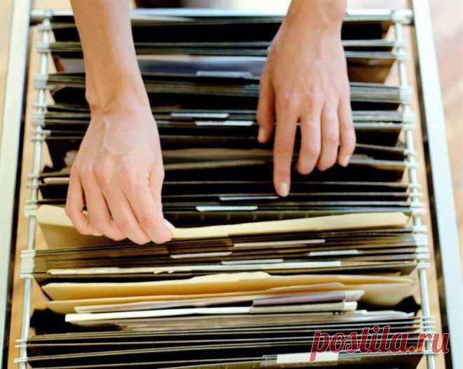Какими бумажными делами придется заниматься после смерти родного человека
После потери близкого человека начинается период рутинных забот и беготни по различным инстанциям. Я назвала его бумажной тошниловкой. Но что поделаешь, без этого не обойдешься. В чем-то, такая суета даже немного отвлекает от печальных мыслей. В этой статье я расскажу, чем пришлось заниматься мне после того, как умер мой муж. Может, кому-то из читателей эта […]
Читай дальше на сайте. Жми подробнее ➡