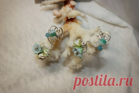 Пара симметричных каффов. Сделаны на заказ. Материал: посеребрение, агаты, аквамарин, хрустальные бусины, цветы из полимерной глины ручной работы