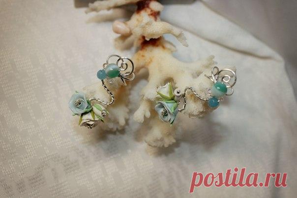 Пара симметричных каффов. Сделаны на заказ. Материал: посеребрение, агаты, аквамарин, хрустальные бусины, цветы из полимерной глины ручной работы
