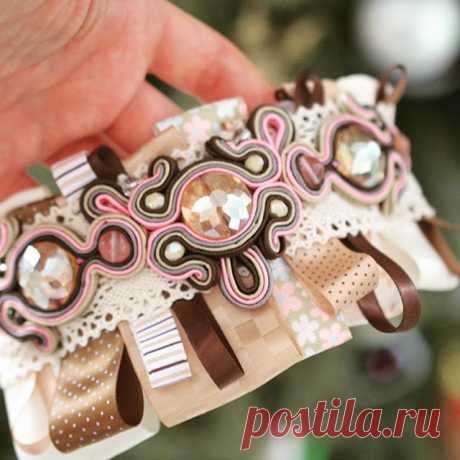 Браслет с лентами в наличии.. #бохомода #бохошик #браслет #jewelry #soutache #стиль #бижутерия #украшенияназаказ #украшения #девушка #эксклюзив.