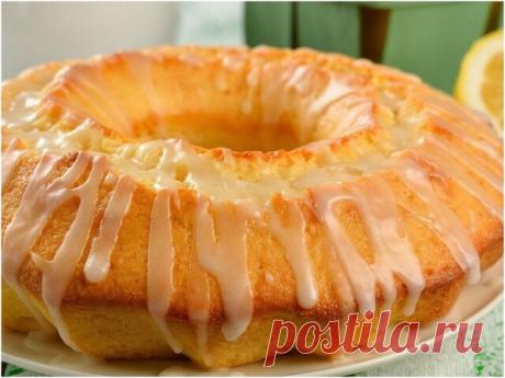 ТВОРОЖНЫЙ КЕКС С ГЛАЗУРЬЮ

Ингредиенты:
Мука пшеничная - 1 стакан
Творог - 200 г
Сахар - 1 стакан
Сметана - 2 ст. л.
Яйцо куриное - 2 шт
Масло сливочное - 2 ст. л.
Уксус или лимон
Сода - 1/2 ч. л.
Соль - по вкусу

Приготовление:
1.Творог перетереть через сито, лучше 2 раза. Отдельно взбить яйца в пышную белую массу с щепоткой соли.
2.Для более пышной выпечки отдельно взбить желтки и белки, а затем ввести в основной тесто.
3.Добавить в творог взбитые яйца и 2 ст. л. сметаны...